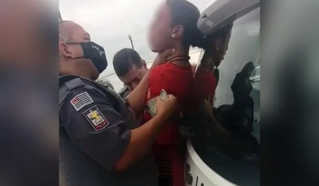Policial é flagrado enforcando mulher durante abordagem em São Paulo; ASSISTA
