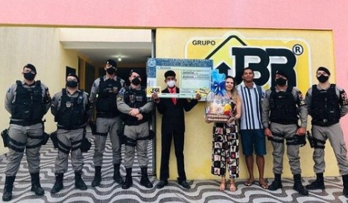 Jovem que vende água no semáforo e sonha em ser militar ganha CNH e curso preparatório