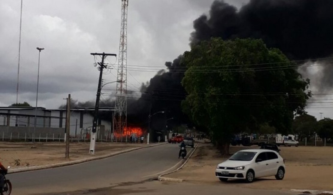 VÍDEO: Incêndio atinge fábrica de colchões próximo ao presídio Baldomero Cavalcante