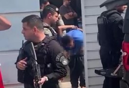 Suspeito de roubo de celular é perseguido, invade casas, é agredido por populares e preso, em Arapiraca