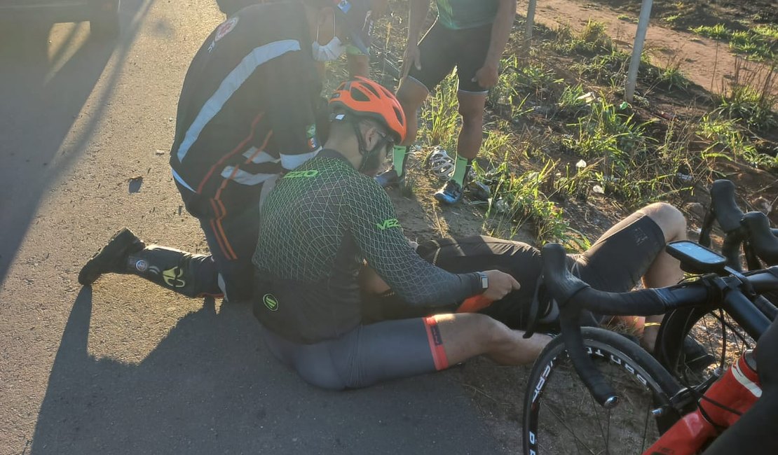 Ciclistas são atropelados e ficam feridos na AL-220, em Arapiraca