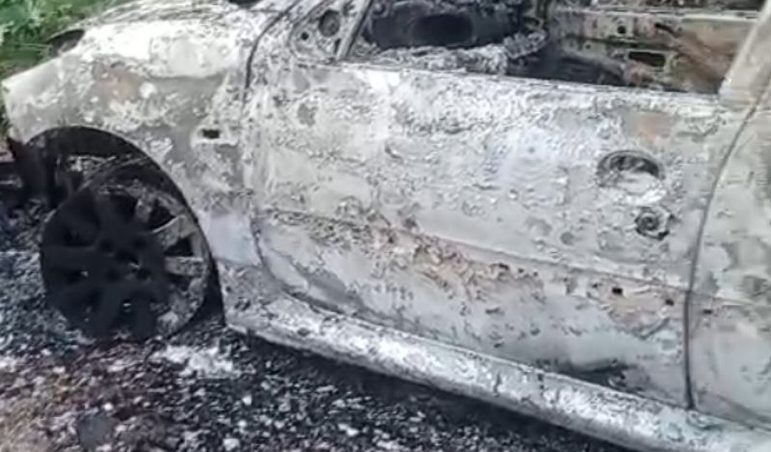 Carro é encontrado carbonizado em estrada vicinal, perto do viaduto da AL 220, em Arapiraca
