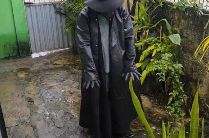 Homem fantasiado de criatura de terror assusta populares e vai parar na delegacia