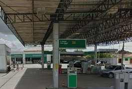 Jovens em uma cinquentinha assaltam posto de combustíveis no bairro Eldorado, em Arapiraca