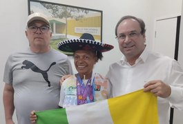 Luciano Barbosa recebe Carminha e ressalta exemplo da ultramaratonista