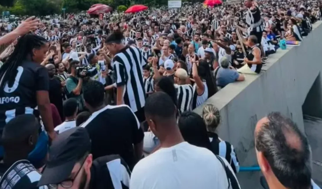 Botafogo desembarca no Rio com a taça da Libertadores e festa da torcida não tem hora para acabar