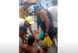 Vídeo mostra dois homens em vias de fato na feira livre da Rua São Paulo, em Arapiraca