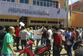 Aprovados em concurso realizam protesto e pedem convocação