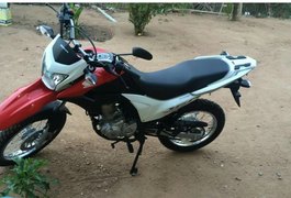 Criminosos armados roubam motocicleta em Lagoa da Canoa