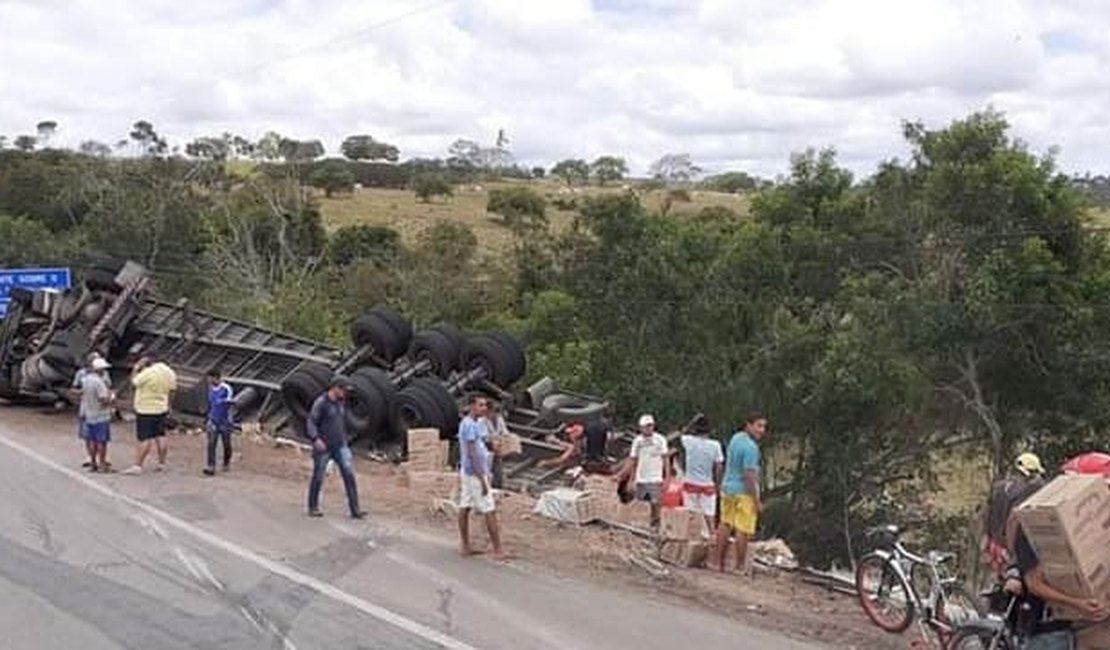 Vídeo. Carreta com biscoitos é saqueada após tombar no Agreste