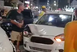 Mulher embriagada causa acidente de carro e motos, na Orla da Ponta Verde, em Maceió