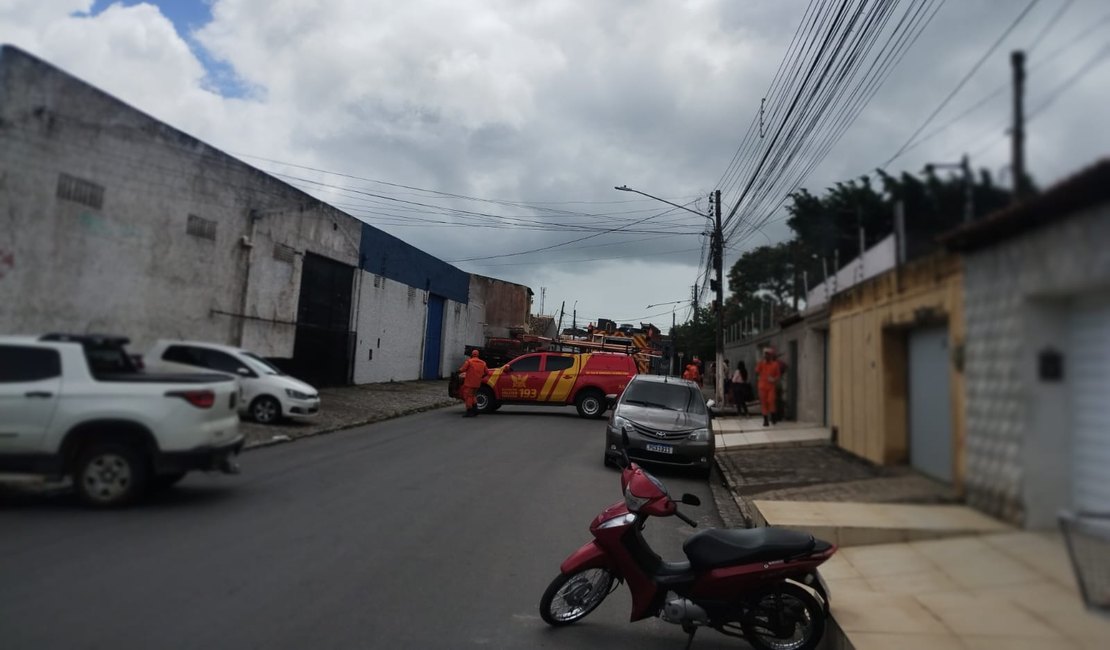 Curto-circuito causa incêndio na casa do falecido Dr. Carile, em Arapiraca; assista