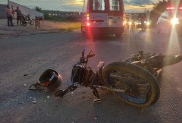 Condutor de motocicleta colide na lateral de veículo de passeio e fica ferido, em Arapiraca