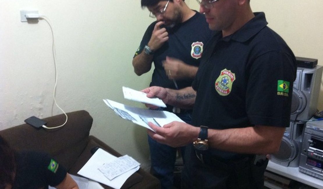 Assessora da prefeita de Cajueiro é flagrada com cadastro de eleitores