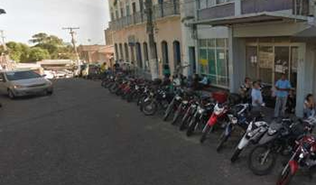 Parte do reboco de um prédio cai e atinge homem que passava na calçada, no Centro de Maceió
