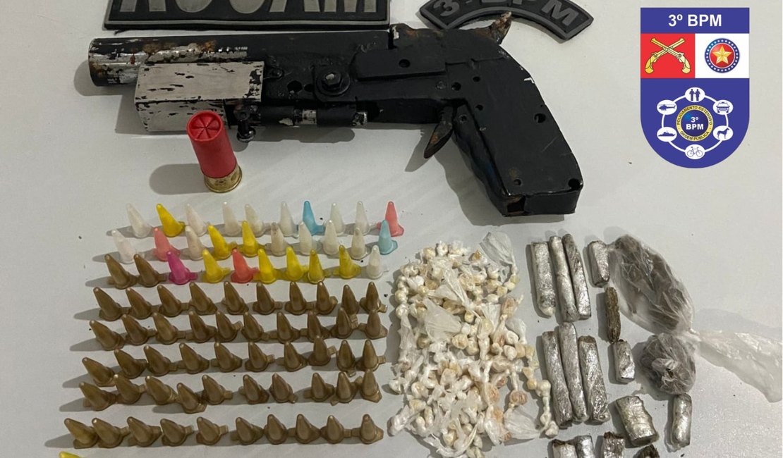 Jovem é flagrado com arma e drogas em ação policial no bairro Canafístula