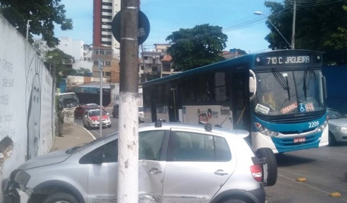 Condutora fica ferida após tentar ultrapassar ônibus no bairro do Farol, em Maceió
