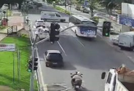 Vídeo mostra momento da batida entre ambulância e ônibus em Maceió