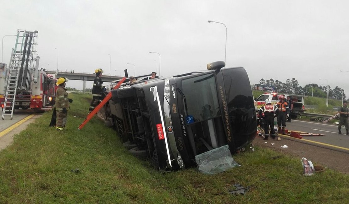 Ônibus brasileiro tomba na Argentina deixando mortos