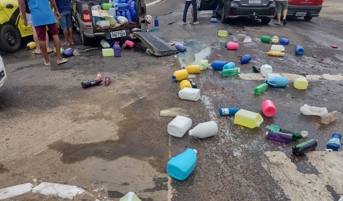 Produtos de limpeza ficam espalhados na pista após colisão entre três carros em Arapiraca