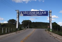 Carreta cai em ribanceira na BR-104, em São José da Laje