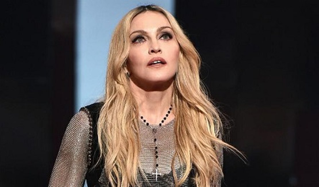 Madonna pede para bailarino beijar seus pés, diz jornal
