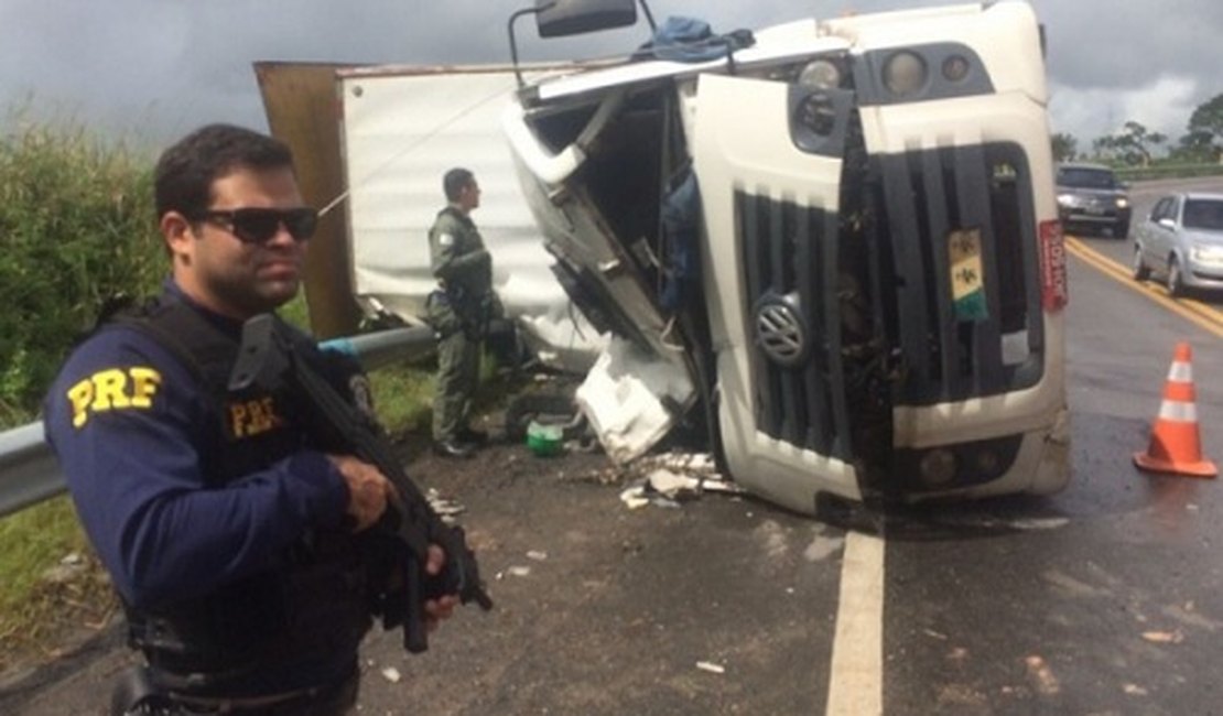 Condutor de carreta perde controle da direção e tomba na BR-101, em Alagoas