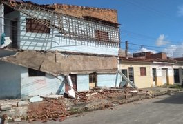 Vídeo. Laje de residência desaba e deixa três moradores presos em Maceió
