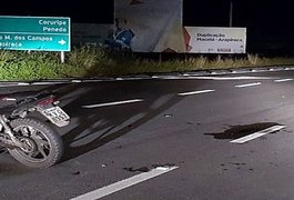 Após cair de moto, casal morre atropelado por carro em rodovia AL-101