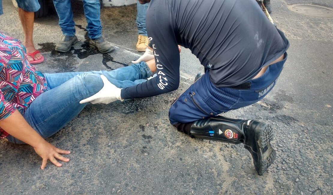 Colisão entre moto e caminhão deixa uma mulher ferida no Centro de Arapiraca