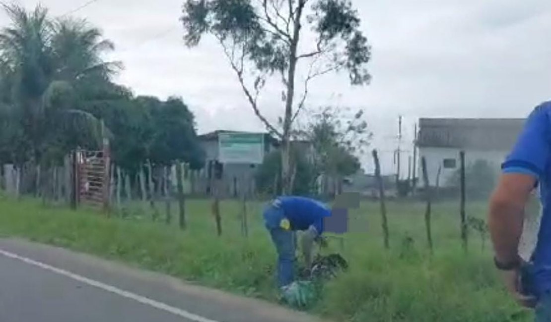 Motociclista 'sobra' em curva e atinge poste de energia elétrica na AL-115, em Campo Grande