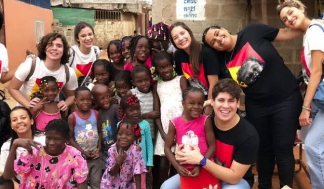 Sasha brinca e dança com crianças em viagem missionária a Angola