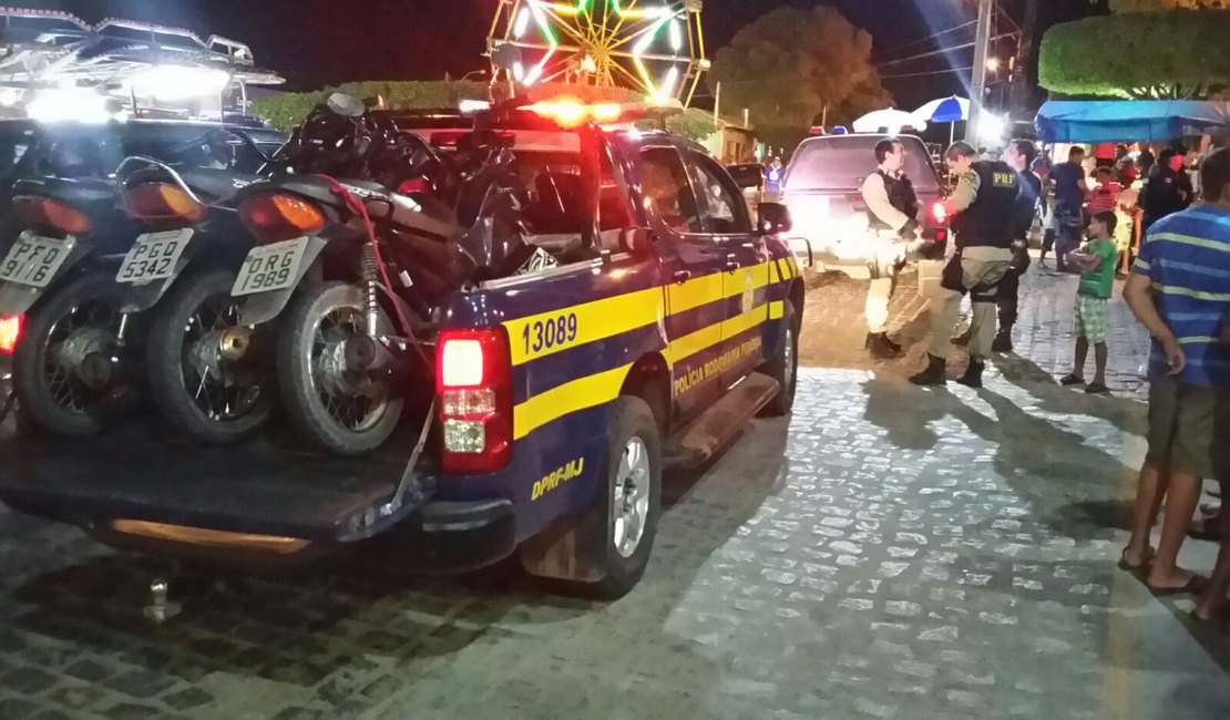 Operação da PRF prende três pessoas e apreende adolescente no Sertão