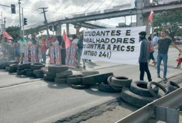 Estudantes fecham BR-104 em protesto contra PEC do teto dos gastos