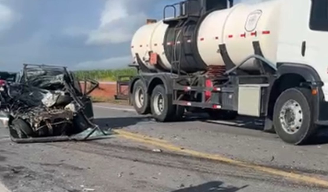 Motorista morre em colisão entre Fiat Uno e caminhão betoneira na BR-424, em Alagoas