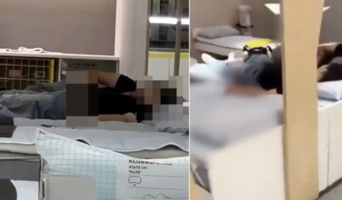 Casal deita em cama à venda em loja e protagoniza momentos íntimos intensos na frente de clientes