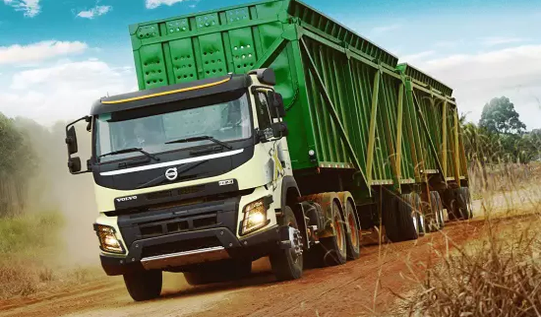 Motociclista fratura perna ao colidir com caminhão canavieiro perto da Usina Coruripe