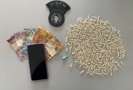 Homem é flagrado com centenas de pinos de crack em frente a residência em Coité do Nóia