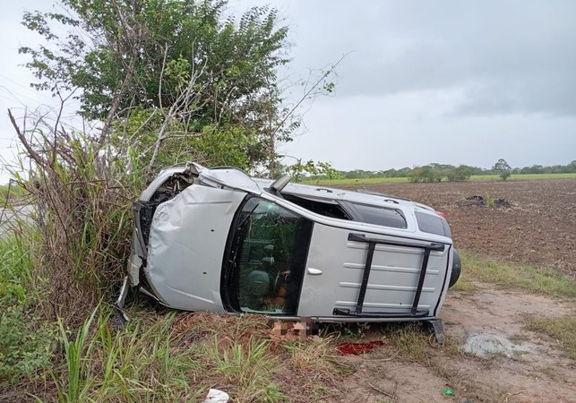 Homem morre em capotamento de carro na Av. Cachoeira do Meirim, em Maceió
