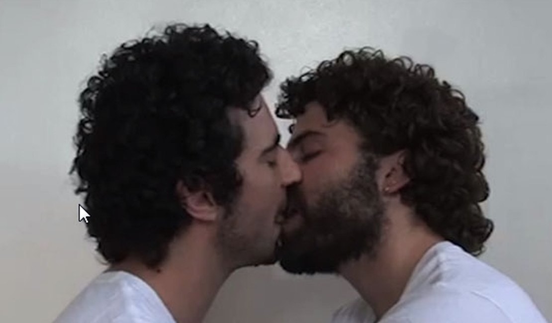 Partido mostra beijo gay durante seu programa no horário político