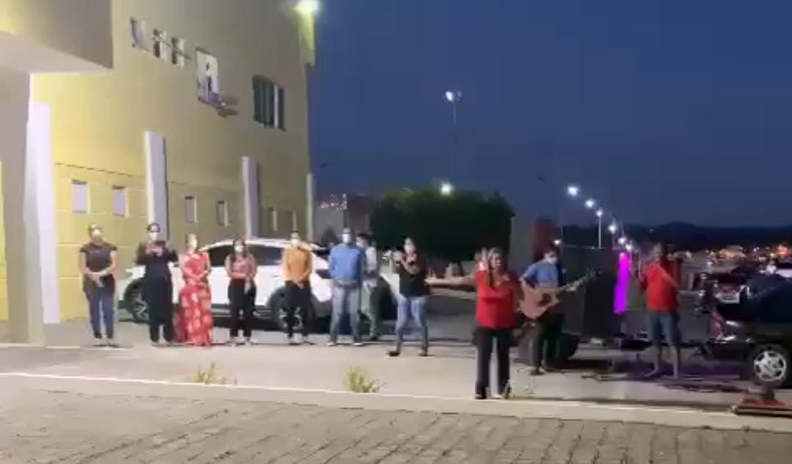 Vídeo. Grupo religioso faz oração na frente de hospital com 100% de ocupação, no Sertão