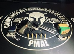 Homem é preso com arma de fogo e drogas após tentar fugir da polícia em Maceió