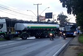 Caminhão derrama óleo na pista e interdita parte da Av. Durval de Góes, em Maceió