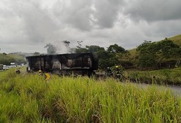 Trecho da BR-101, em Flexeiras, está interditado para retirada de carreta que tombou, informa PRF