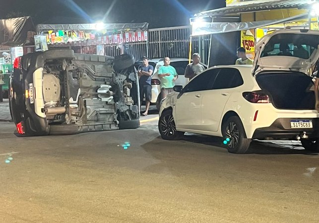 Carro tomba após perder o controle em quebra-molas em Arapiraca