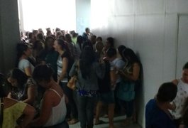 Servidores da Educação realizam novo protesto na Prefeitura de Arapiraca