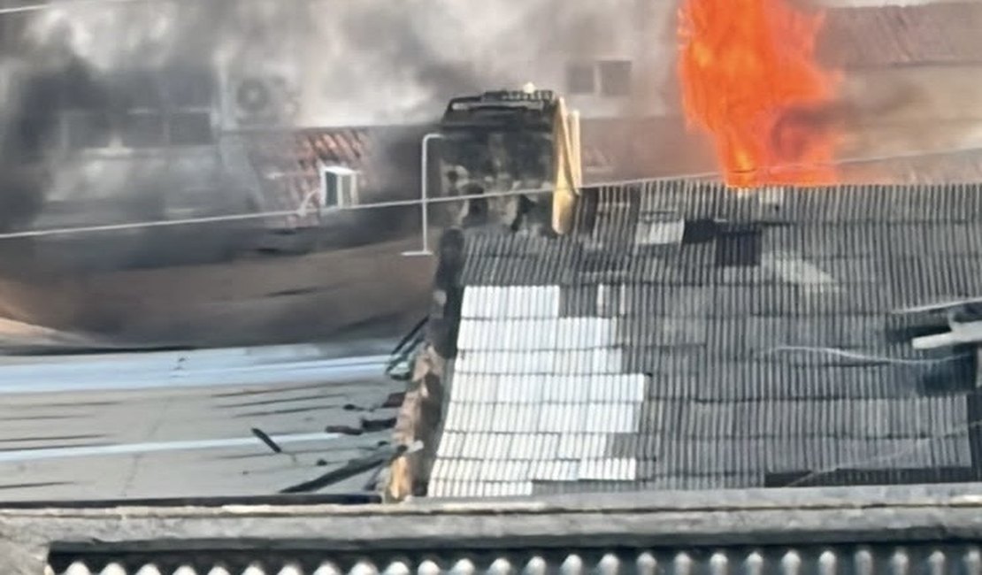 Incêndio de grandes proporções atinge imóvel abandonado em Maceió
