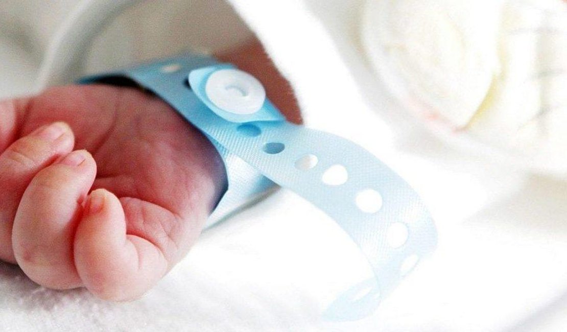 Bebê de 3 meses morre após ser espancado por casal de babás, em Santa Catarina