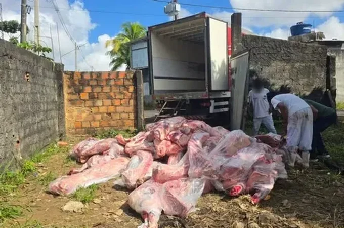 Trabalhadores são resgatados após serem mantidos reféns em baú de caminhão roubado