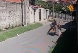 Vídeo flagra motociclista assediando mulher em rua de Fortaleza